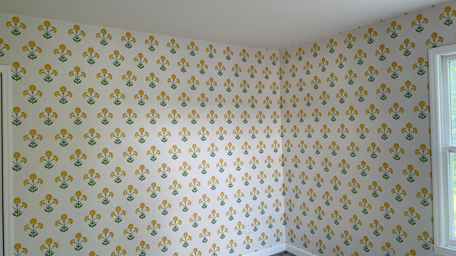 Wallcovering with flower design